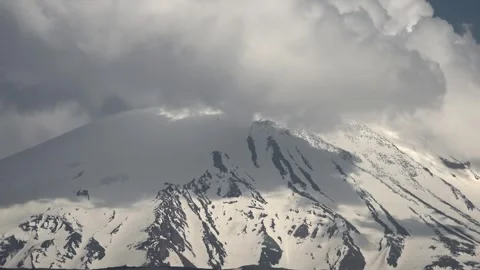 Time lapse clouds swirl around snowy summit of Mount Kilimanjaro, Africa Vídeos de archivo 333765077