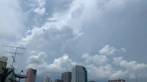 Time lapse of clouds in urban setting with expanding cumulus clouds backlit 스톡 동영상 130798973