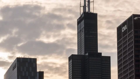 Time Lapse of Clouds &amp; Willis Tower / Sears Tallest Building in Chicago 4K Vidéo 79047733