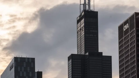 Time Lapse of Clouds &amp; Willis Tower / Sears Tallest Building in Chicago 4K Vidéo 79047980