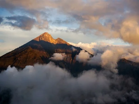 Time lapse of cloudscape of Mount Rinjani during sunset 스톡 동영상 74537047