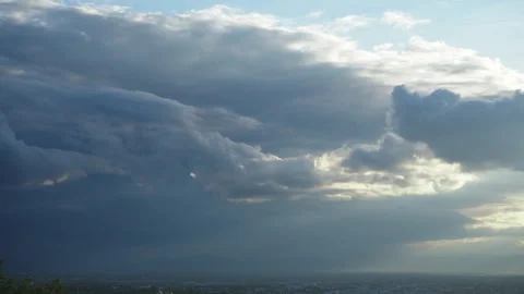 Time-lapse of cloudscape unfolds across the vast horizon Video stock 280095822
