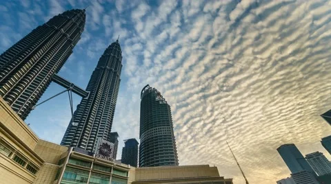 Time lapse of cloudscape view over Petronas Twin Tower, KLCC. 스톡 동영상 51673401