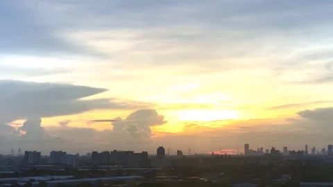 Time lapse cloudy blue sky sunset at twilight evening until night Vídeos de archivo 82080653