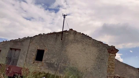 Time lapse of a cloudy blue sky with a old abandoned house Stock-Footage 112350129