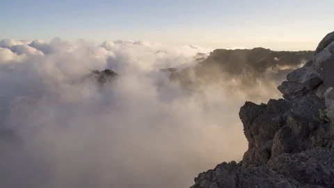 Time-lapse of a cloudy day over peaks in Roque de los Muchachos, La Palma 스톡 동영상 163587354