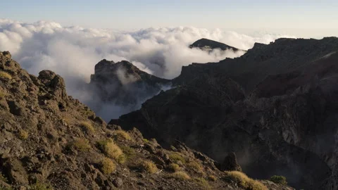 Time-lapse of a cloudy day over peaks in Roque de los Muchachos, La Palma 스톡 동영상 163587359