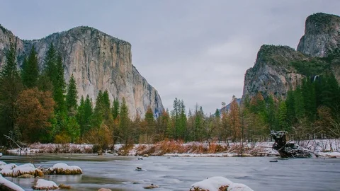 Time Lapse - Cloudy Day in Yosemite Valley Stock Footage 79133554