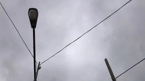 Time lapse of a cloudy gray sky with a lamppost and power cables Stock-Footage 112350087