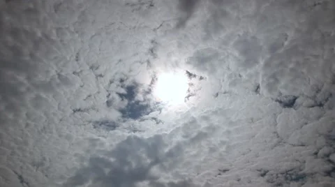 Time lapse of a cloudy sky with hidden sun 스톡 동영상 47995093