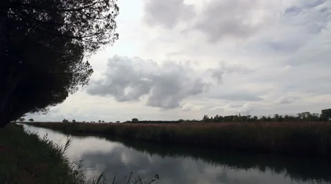 Time lapse of a cloudy sky over a small river Video stock 47994862