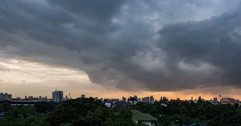 Time lapse of Cloudy sky over the city 库存影片 79476765