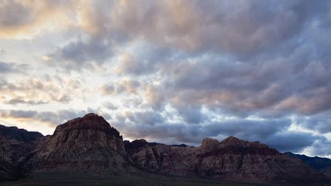 Time Lapse of Cloudy Sunset of Desert Mountain Range Video stock 107947145