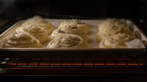 Time lapse of cocktail buns baking in the oven Video stock 89412132