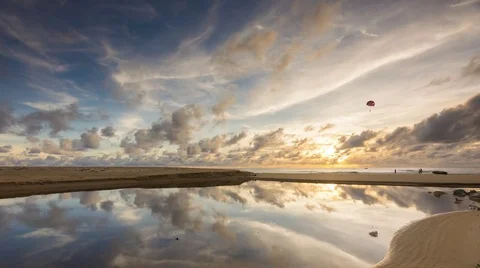Time-lapse Colorful sunset or sunrise and clouds movement with reflection i.. Vídeos de archivo 76249482