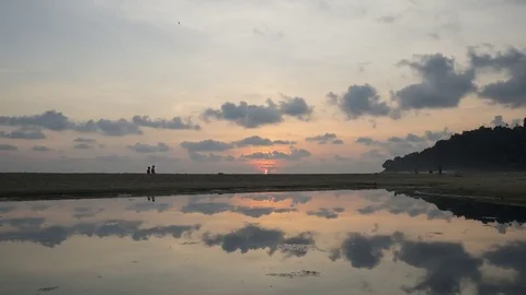 Time-lapse Colorful sunset or sunrise and clouds movement with reflection i.. Vidéo 76249670