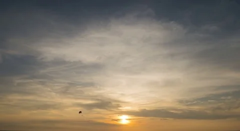 Time-lapse Colorful sunset or sunrise wtih clouds movement background. Vidéo 76249699