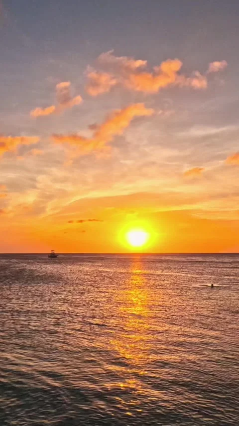 Time lapse of a colorful sunset over the Caribbean Sea at Tres Trapi in Aruba. 库存影片 338227897