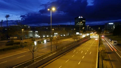 Time lapse of commuter traffic at dusk Видео 73940925