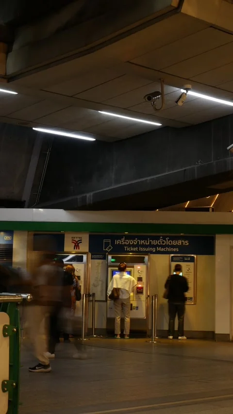 Time Lapse Commuters Buying Tickets at BTS Skytrain Ticket Видео 339067588