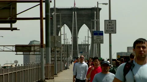 Time Lapse Commuters Crossing Brooklyn Bridge Video stock 49224243