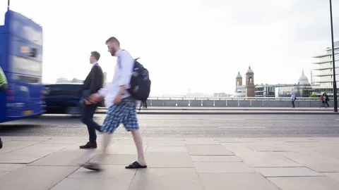 Time-lapse of commuters at rush hour defocussed backlit against the Video stock 104018196