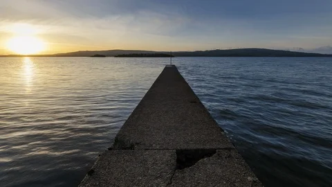 Time Lapse of Concrete Jetty during Lake Sunset in Ireland 動画素材 101548966