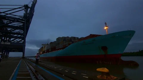 Time lapse of a container ship arriving to the port at evening 스톡 동영상 75176223