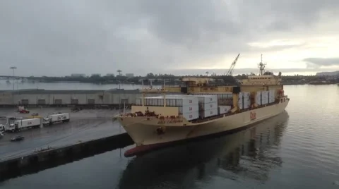 Time-lapse of container ship off load Vídeos de archivo 45870899