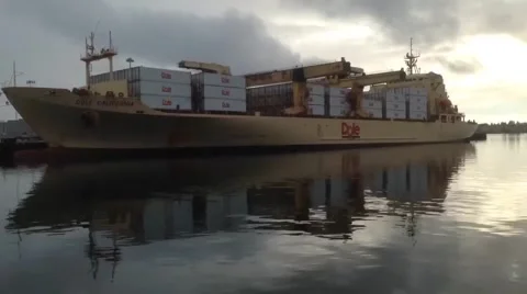 Time lapse of container ship off load Vídeos de archivo 45870987