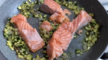 Time Lapse of cooking fresh salmon with zucchini a grey non stick pot. Stock-Footage 86131895