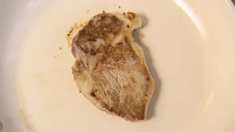 Time-lapse. Cooking meat in a frying pan Video stock 77364676