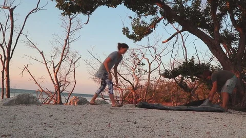 Time-lapse of a couple setting up a tent for camping 動画素材 89855544