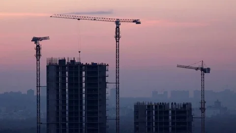 Time Lapse of Crane Working in Construction Site at Sunset Video stock 73346063