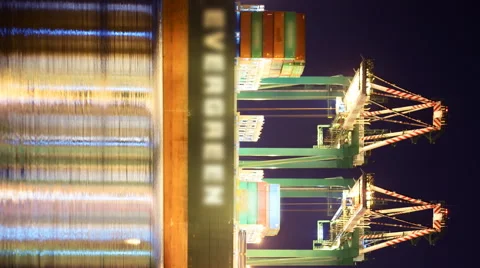 Time Lapse of Cranes Loading on Container Ship at Port of LA -Vertical / Pan- 動画素材 52564678