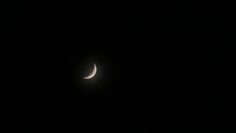 Time-lapse of crescent moon and bright planet setting in pitch black night sky Vídeos de archivo 335316549