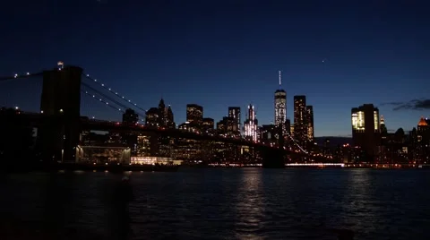 Time-lapse of the crescent moon setting with clouds over the Brooklyn Bridge Stock Footage 64271398