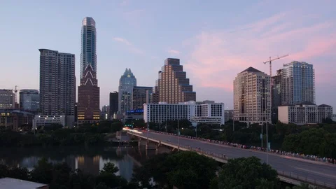 Time lapse of a crowd on the Austin Bat Bridge at sunset in summer 스톡 동영상 113075022