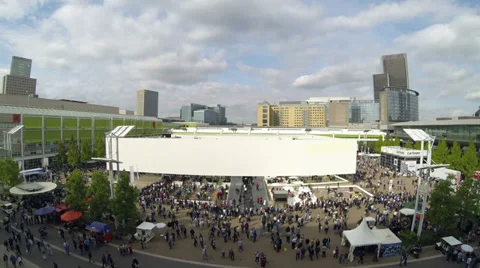 Time lapse from crowd at exhibition grounds Video stock 30364675