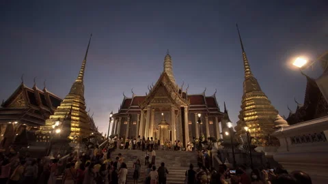 Time lapse of crowd at The grand palace temple at night. Video stock 147357663