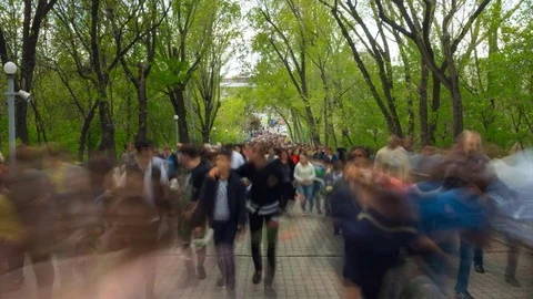 Time lapse of crowd of people walking at you with blurred images on the Vidéo 76015816