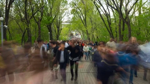 Time lapse of crowd of people walking at you with blurred images on the Vidéo 80167864