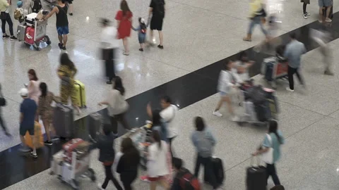 Time lapse of crowd of people walking with luggage in the international airport. Video stock 92571570