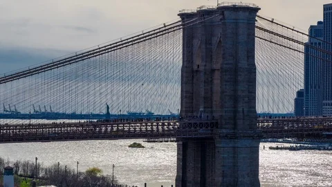 Time Lapse - Crowd of people walking the Brooklyn Bridge to Manhattan 動画素材 94189196