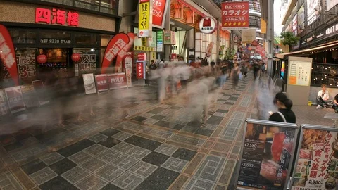 Time lapse of crowd, stores and neon in shopping area of Osaka, Japan in Asia 動画素材 116137574