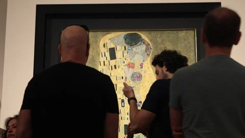 Time lapse of crowd viewing Klimt’s The Kiss at Belvedere Museum Vienna Stock Footage 321031757
