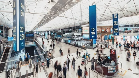 Time-lapse of crowded people walking in Hong Kong airport transit terminal. Stock Footage 113969810