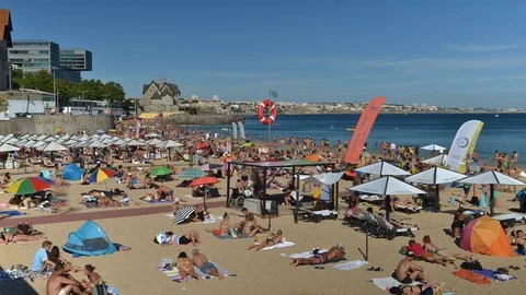 Time lapse of crowded sandy beach in Cascais near Lisbon Stock Footage 93622050