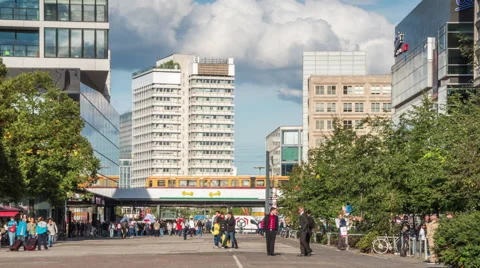 Time lapse of a crowded square in Berlin with trains Video stock 58619762