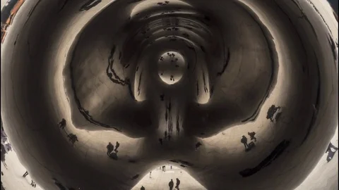 Time Lapse of Crowds of People at Cloud Gate Structure / The Bean in Chicago 動画素材 70426750